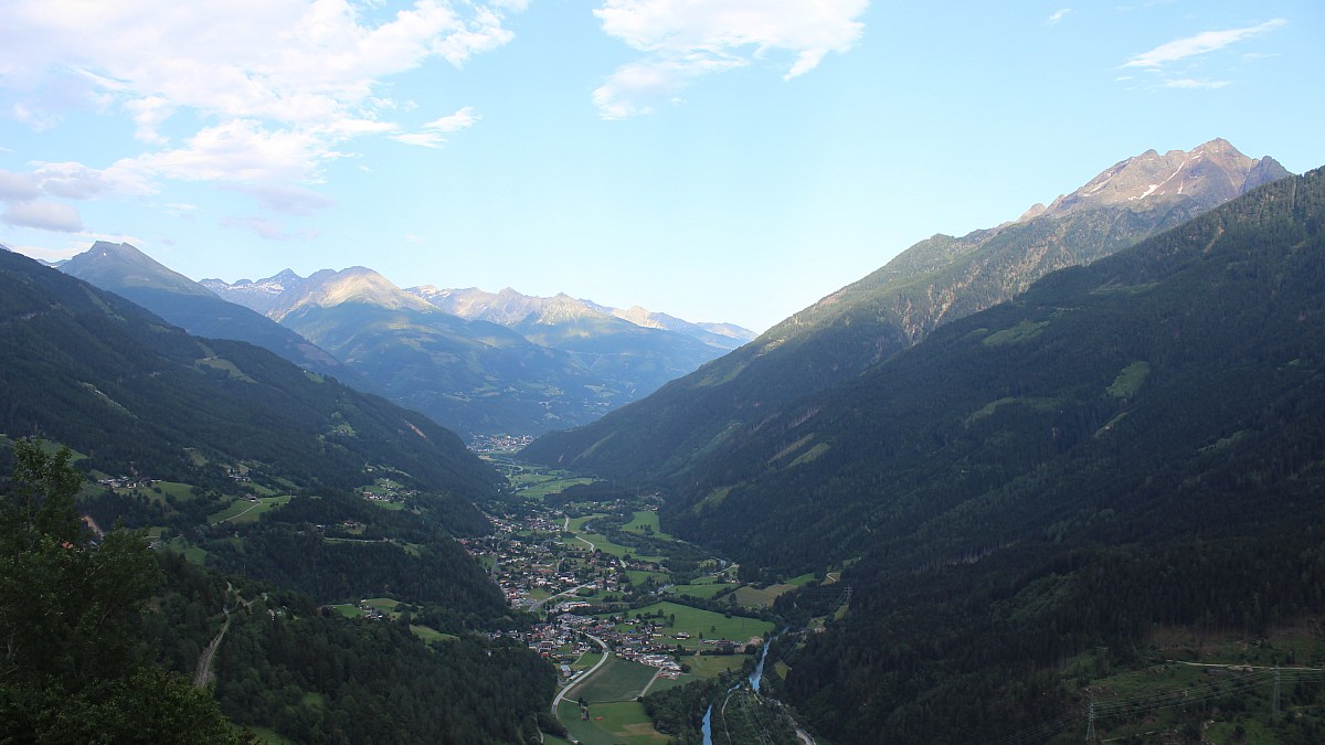 Flattach / Grafenberg - Blick zum Appartementhaus Lercher - Foto-Webcam.eu