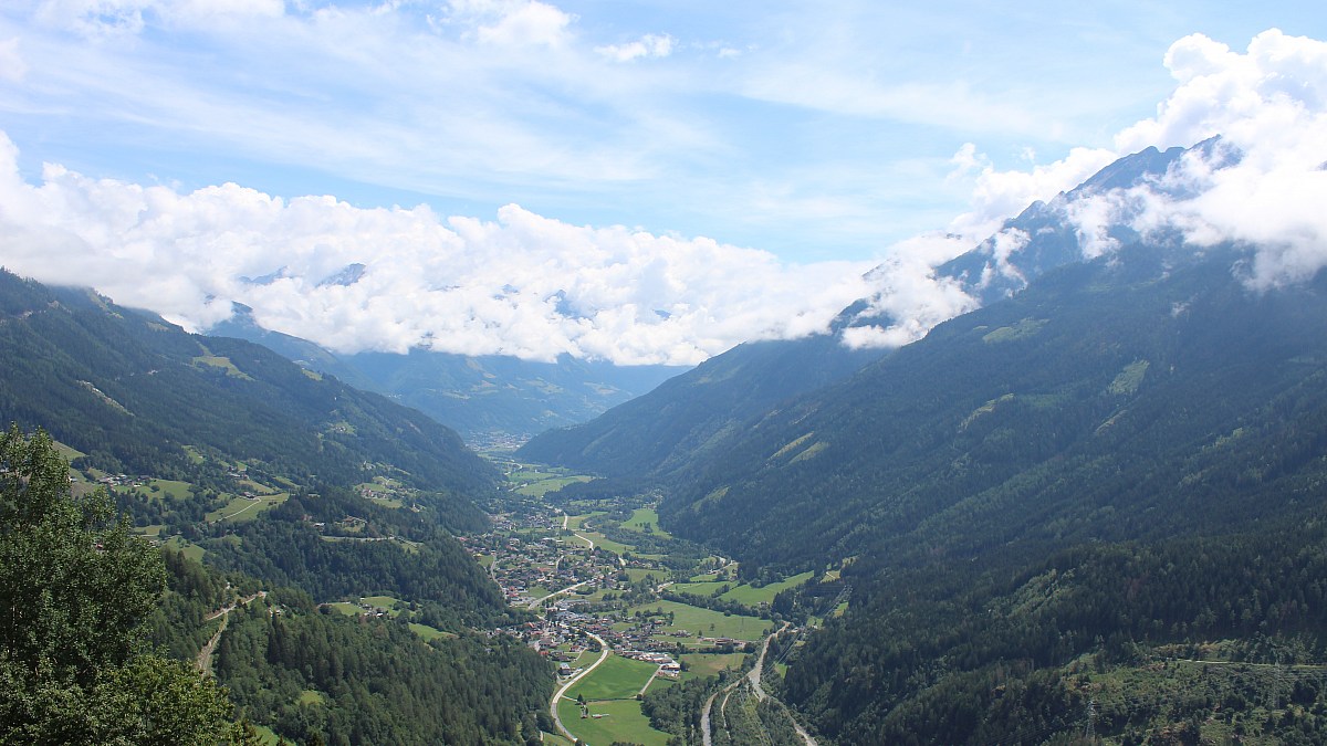 Flattach / Grafenberg - Blick zum Appartementhaus Lercher - Foto-Webcam.eu