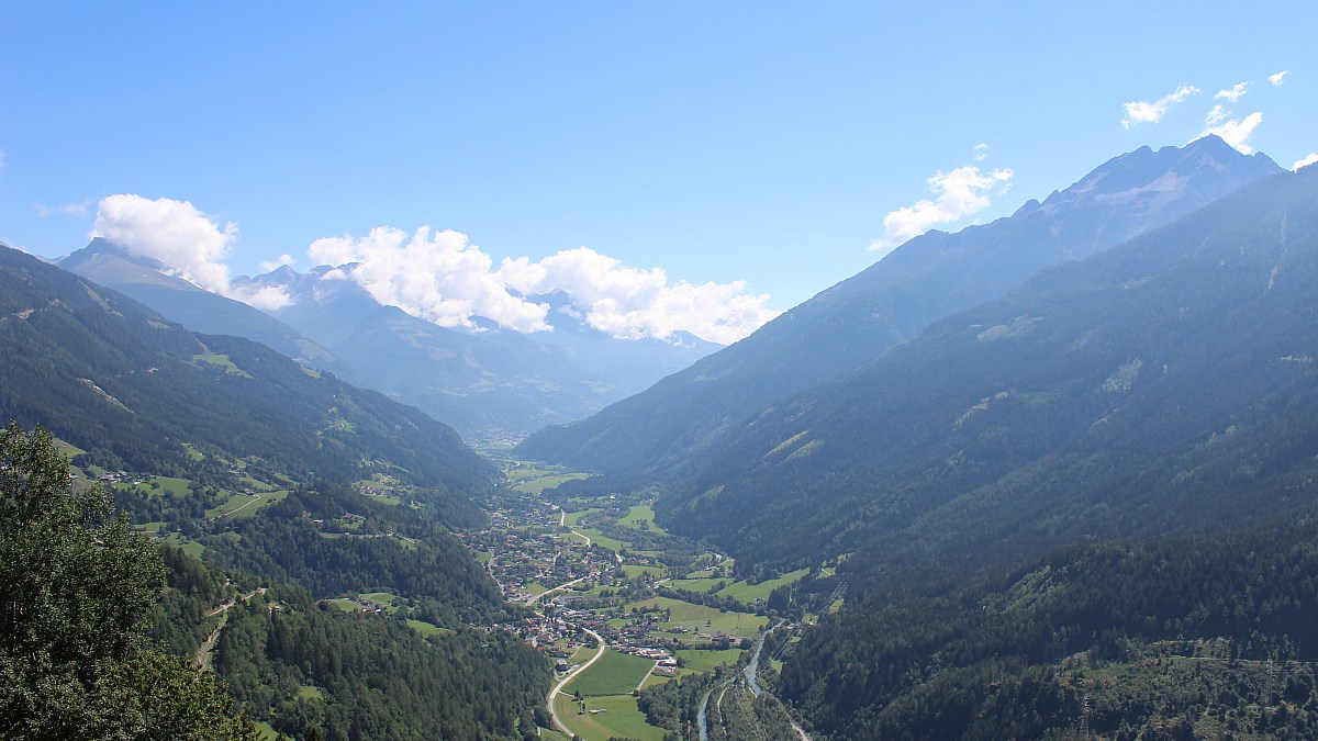 Flattach / Grafenberg - Blick zum Appartementhaus Lercher - Foto-Webcam.eu