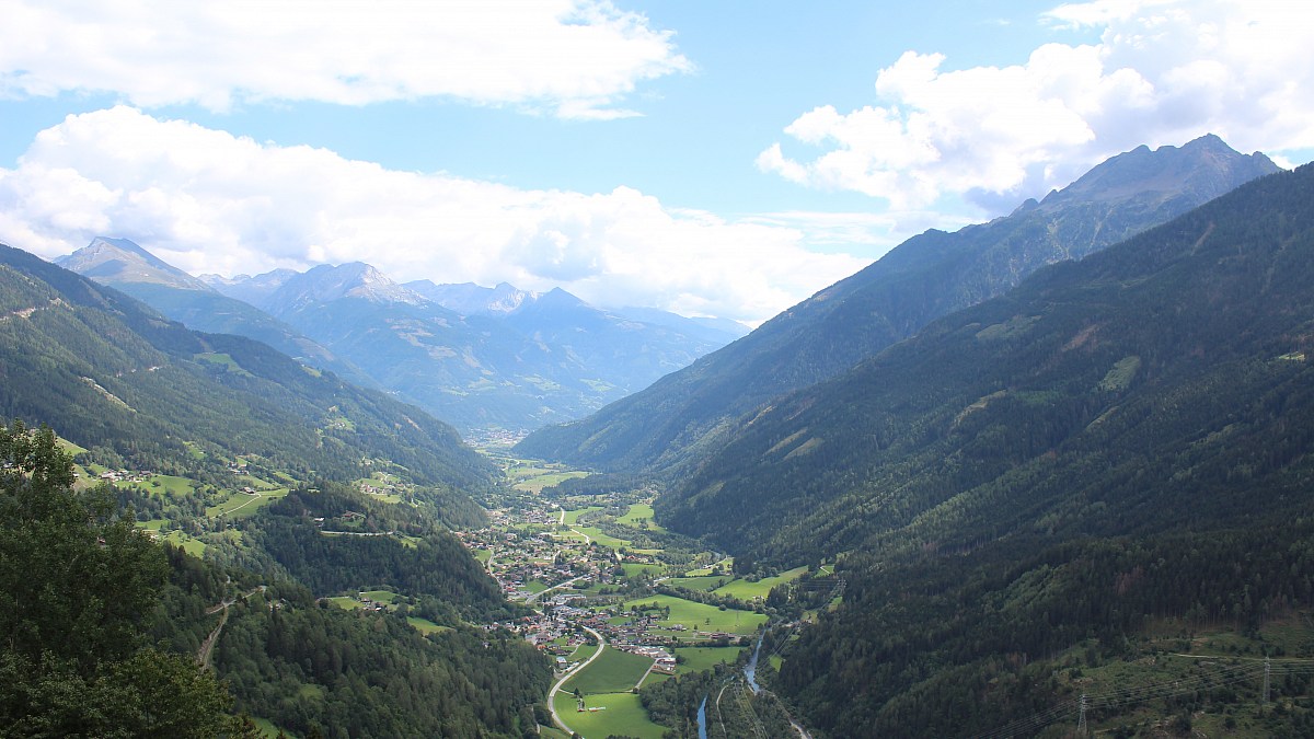 Flattach / Grafenberg - Blick zum Appartementhaus Lercher - Foto-Webcam.eu