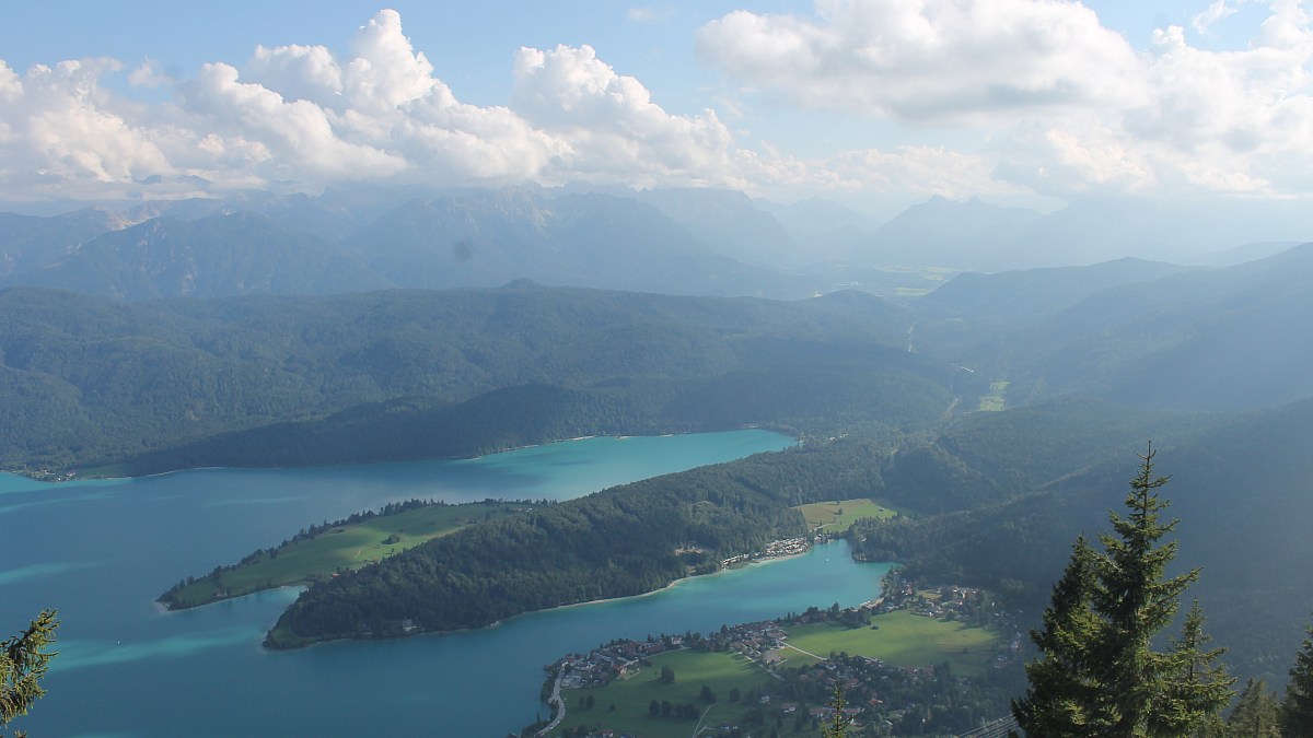 Herzogstand / Fahrenbergkopf - Blick über den Walchensee ins Karwendel ...