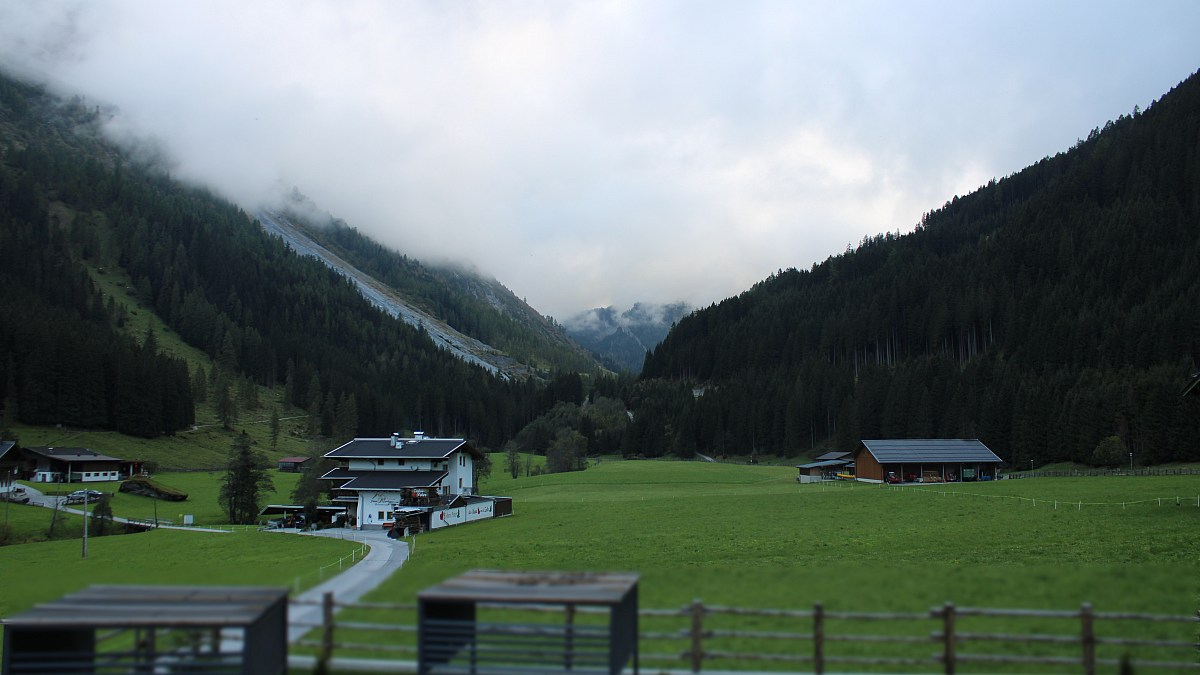 Tux / Alpinhotel Berghaus - Blick nach Südwesten zum Hintertuxer ...