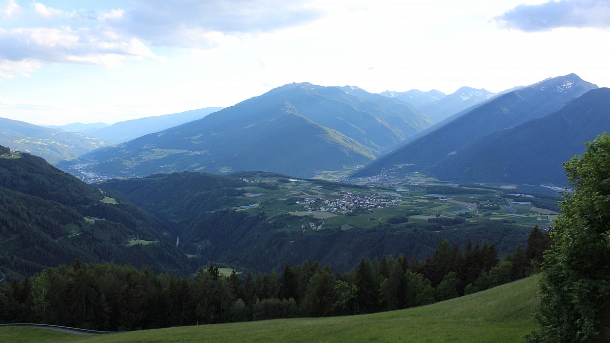 Lüsen / Gruberhof - Blick nach Südwesten in die Sarntaler Alpen - Foto ...