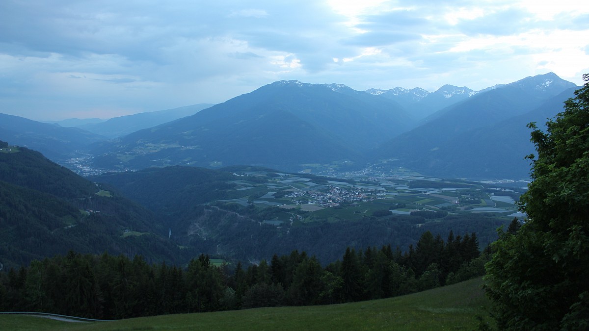 Lüsen / Gruberhof - Blick nach Südwesten in die Sarntaler Alpen - Foto ...