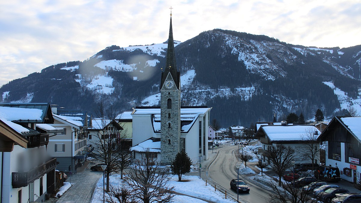 Maishofen Dorfplatz - Blick nach Osten zur Schwalbenwand - Foto-Webcam.eu