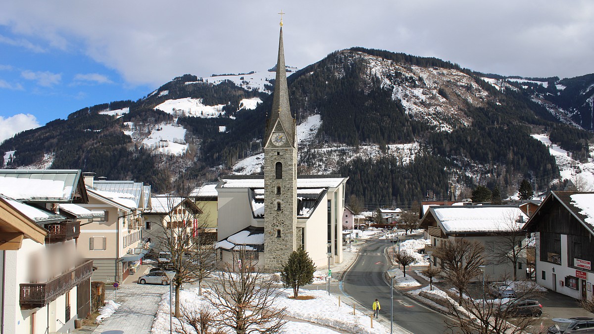 Maishofen Dorfplatz - Blick nach Osten zur Schwalbenwand - Foto-Webcam.eu