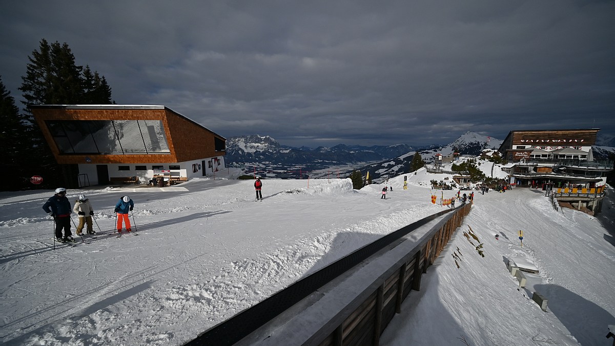 Kitzbühel / Starthaus Hahnenkamm - Blick nach Norden zum Kitzbüheler ...