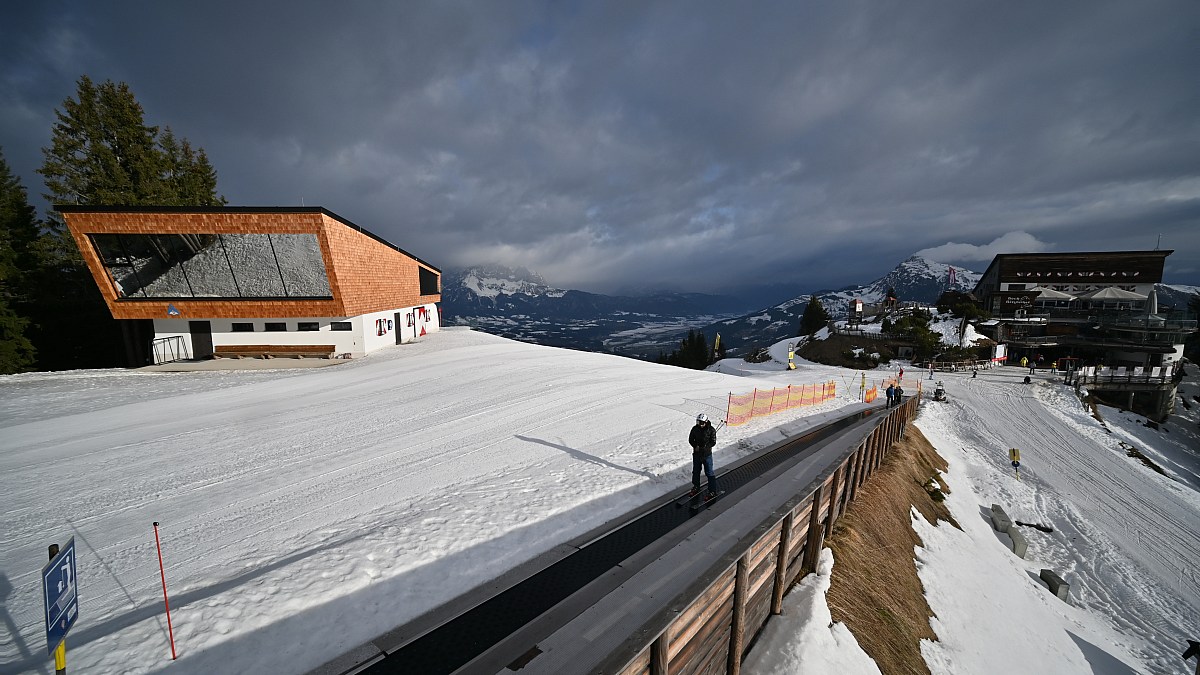 Kitzbühel / Starthaus Hahnenkamm - Blick nach Norden zum Kitzbüheler ...