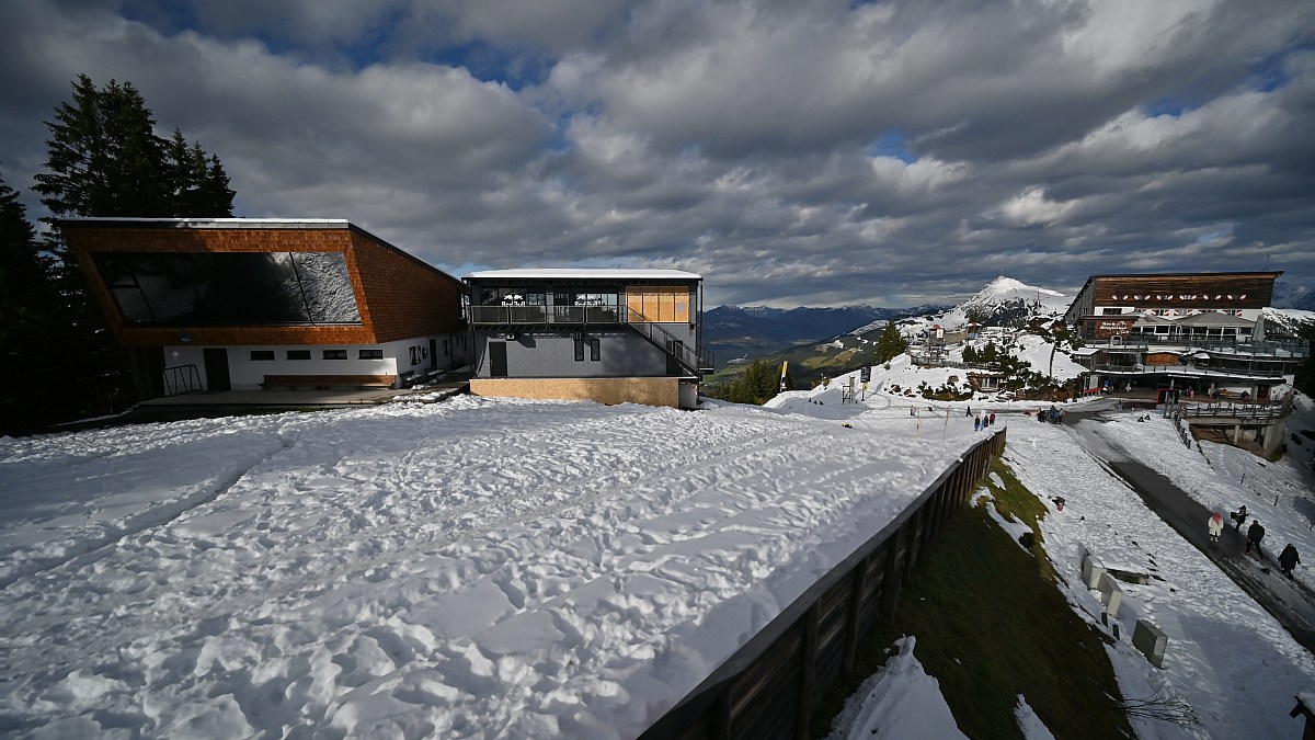 Kitzbühel   Starthaus Hahnenkamm - Blick Nach Norden Zum Kitzbüheler 