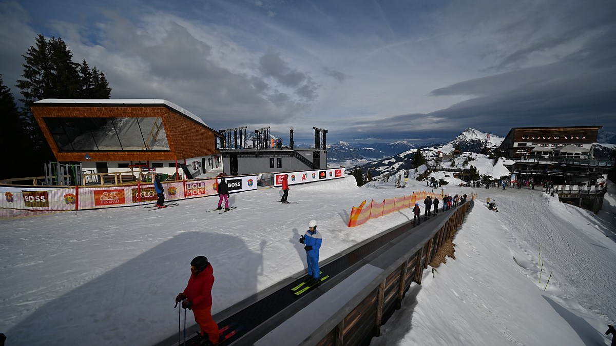 Kitzbühel / Starthaus Hahnenkamm - Blick nach Norden zum Kitzbüheler ...