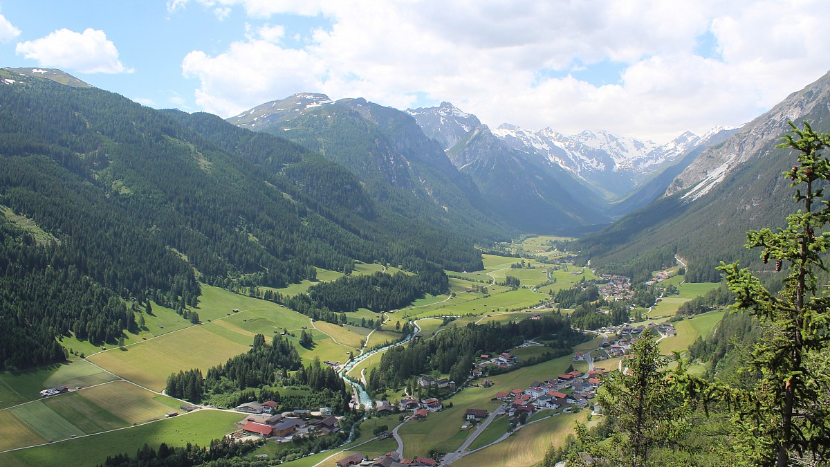 Trins / Adlerblick - Blick nach Südwesten ins Gschnitztal - Foto-Webcam.eu