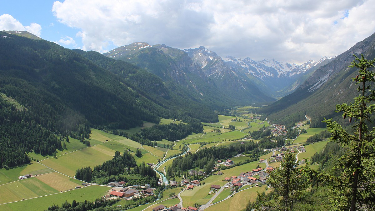 Trins / Adlerblick - Blick nach Südwesten ins Gschnitztal - Foto-Webcam.eu