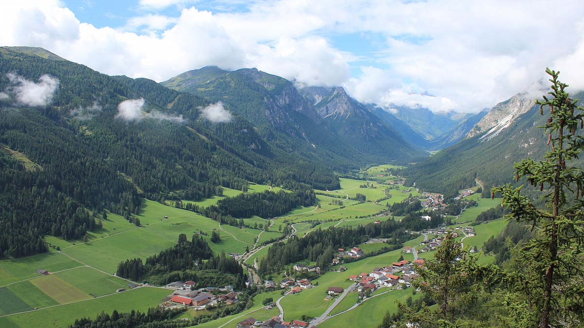 Trins / Adlerblick - Blick nach Südwesten ins Gschnitztal - Foto-Webcam.eu