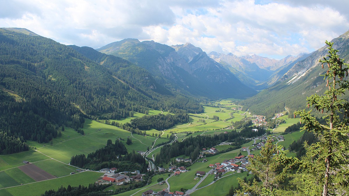 Trins / Adlerblick - Blick nach Südwesten ins Gschnitztal - Foto-Webcam.eu