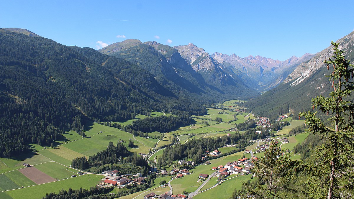 Trins / Adlerblick - Blick nach Südwesten ins Gschnitztal - Foto-Webcam.eu