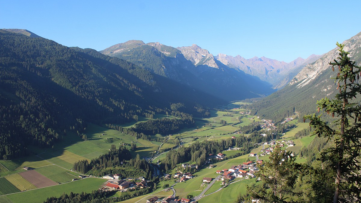 Trins / Adlerblick - Blick nach Südwesten ins Gschnitztal - Foto-Webcam.eu