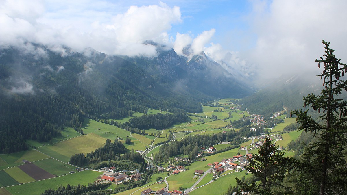 Trins / Adlerblick - Blick nach Südwesten ins Gschnitztal - Foto-Webcam.eu