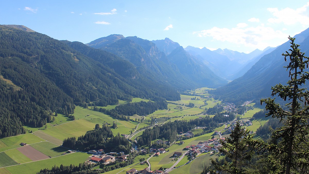 Trins / Adlerblick - Blick nach Südwesten ins Gschnitztal - Foto-Webcam.eu