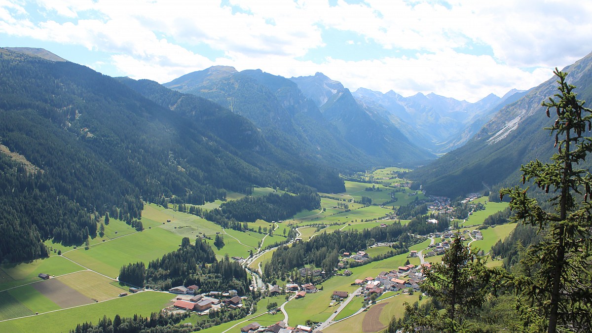 Trins / Adlerblick - Blick nach Südwesten ins Gschnitztal - Foto-Webcam.eu