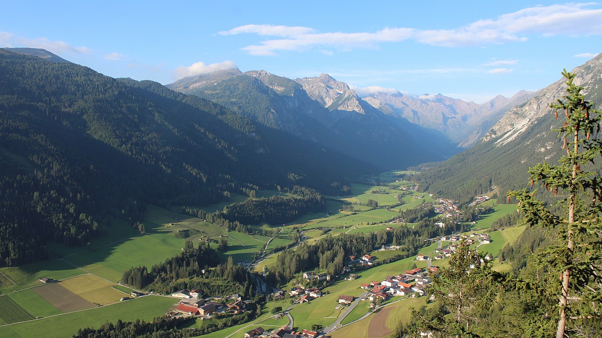 Trins / Adlerblick - Blick nach Südwesten ins Gschnitztal - Foto-Webcam.eu