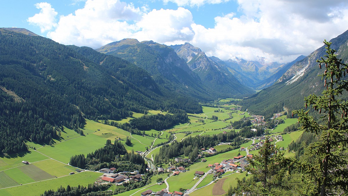 Trins / Adlerblick - Blick nach Südwesten ins Gschnitztal - Foto-Webcam.eu