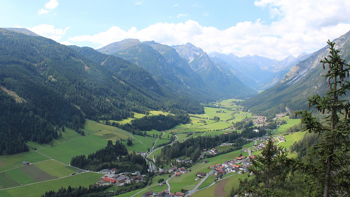 Trins / Adlerblick - Blick nach Südwesten ins Gschnitztal - Foto-Webcam.eu