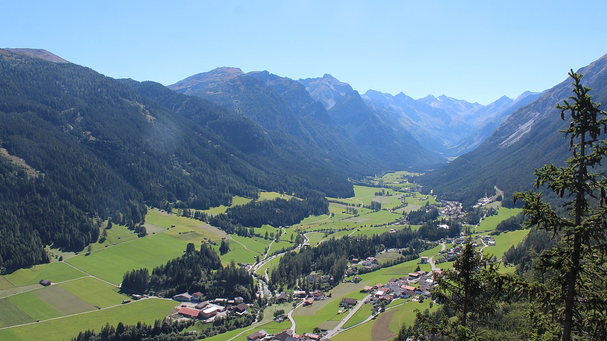 Trins / Adlerblick - Blick nach Südwesten ins Gschnitztal - Foto-Webcam.eu