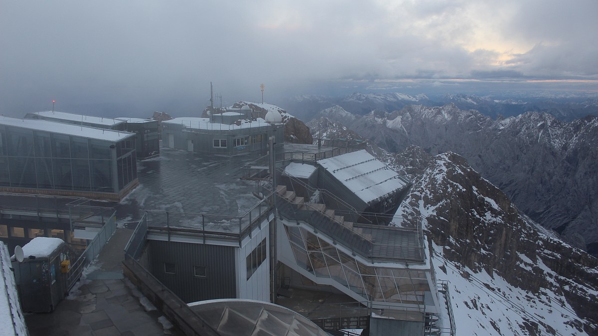 Wetterwarte Zugspitze - Blick über den Gipfel nach Osten - Foto-Webcam.eu