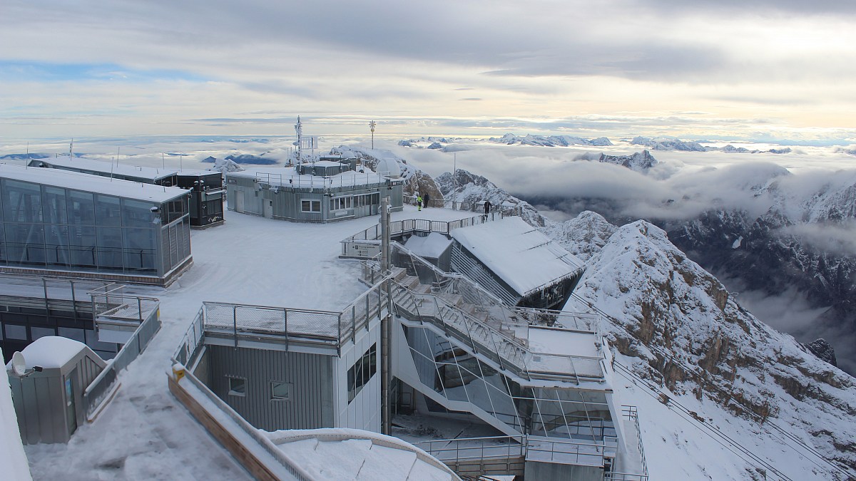 Wetterwarte Zugspitze - Blick über den Gipfel nach Osten - Foto-Webcam.eu