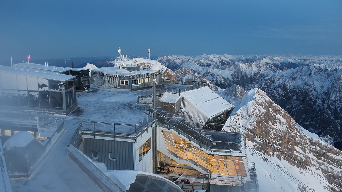 Wetterwarte Zugspitze - Blick über den Gipfel nach Osten - Foto-Webcam.eu